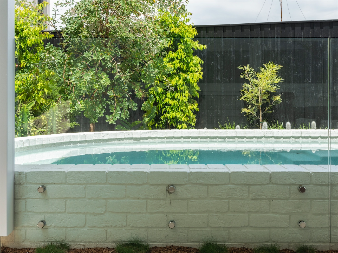Kyle Bay Residence: Another excellent example of how pool walls can be incorporated into the overall barrier design
