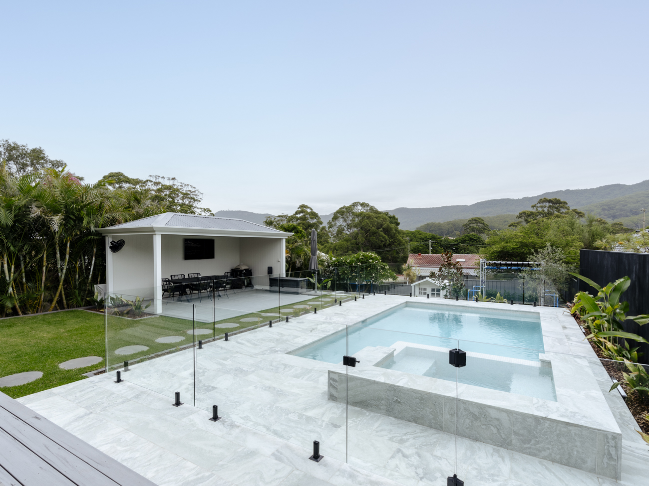 Glass fencing at the Corrimal Residence, Wentworth Falls